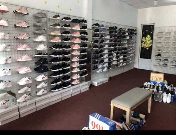 Sang shop giày thể thao mặt tiền đường Thoại Ngọc Hầu