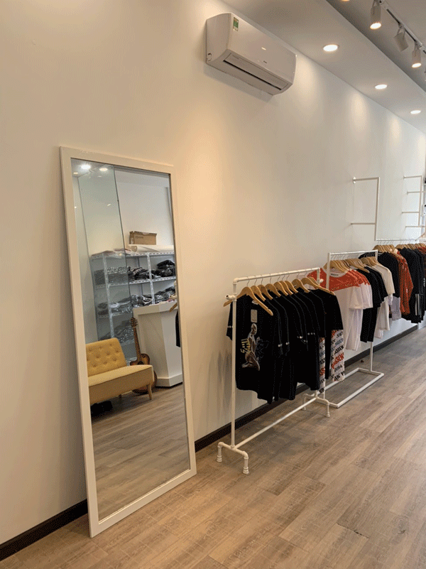 Sang gấp shop thời trang nằm ở lầu 1 trên con đường thời trang Lê Văn Sỹ