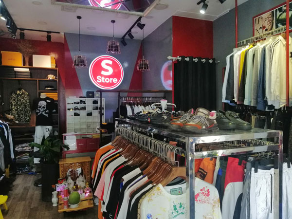 Sang shop trên đường chuyên kinh doanh về thời trang.