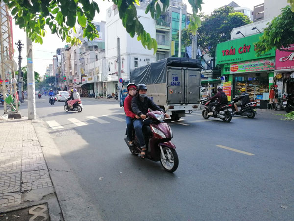 Sang shop trên đường chuyên kinh doanh về thời trang.