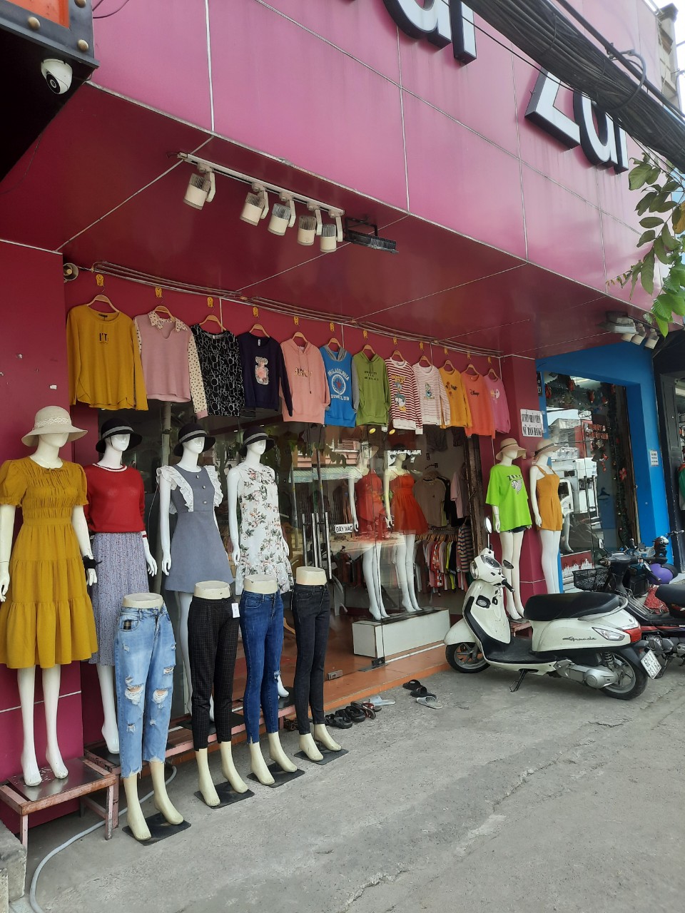 Sang shop thời trang diện tích rộng, decor đẹp