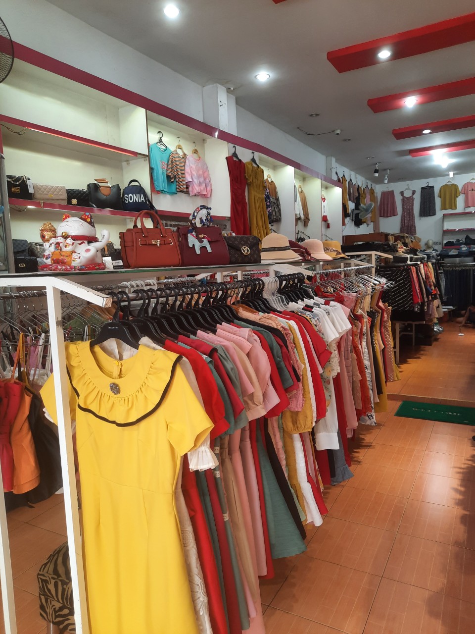 Sang shop thời trang diện tích rộng, decor đẹp