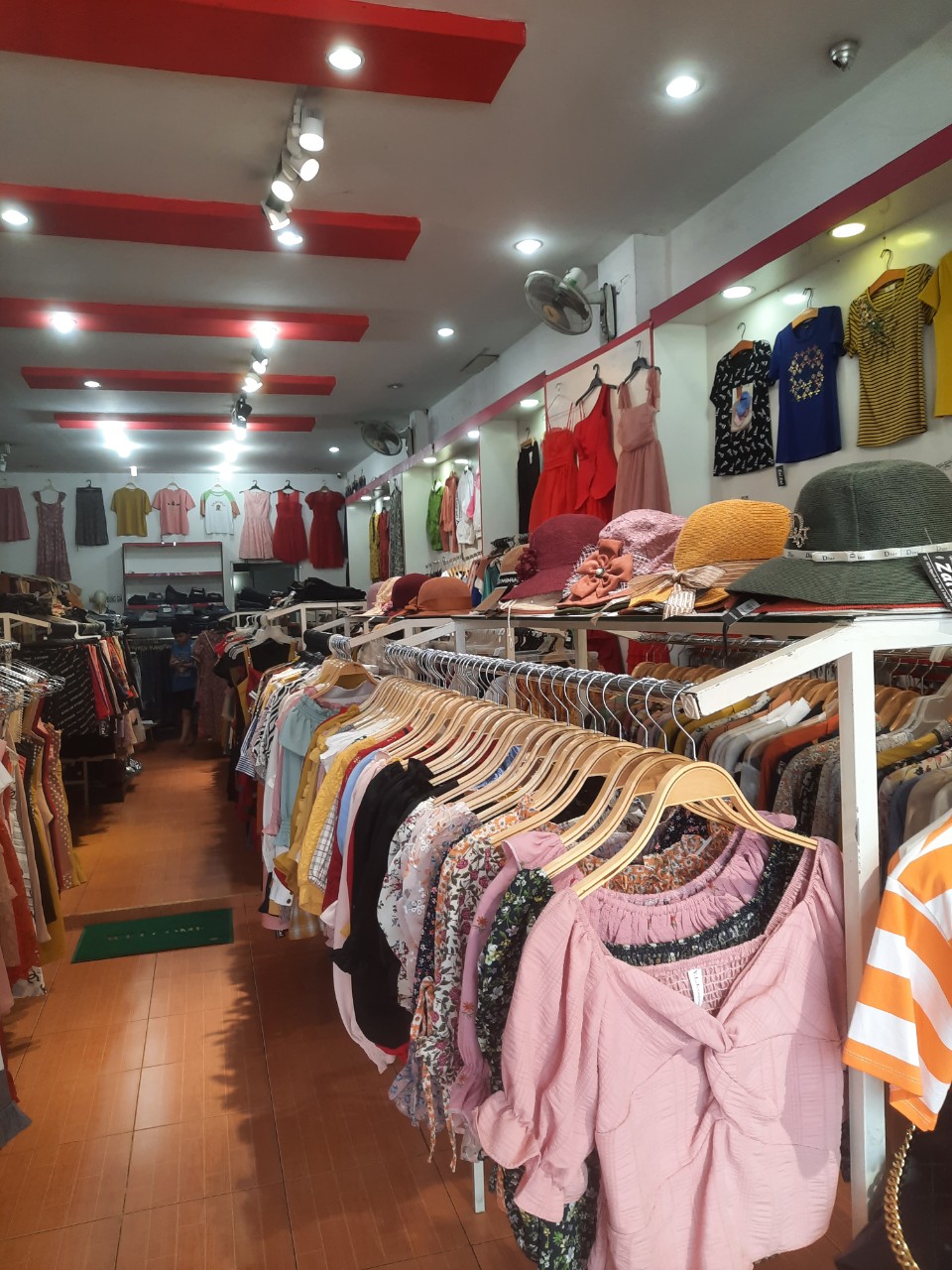 Sang shop thời trang diện tích rộng, decor đẹp