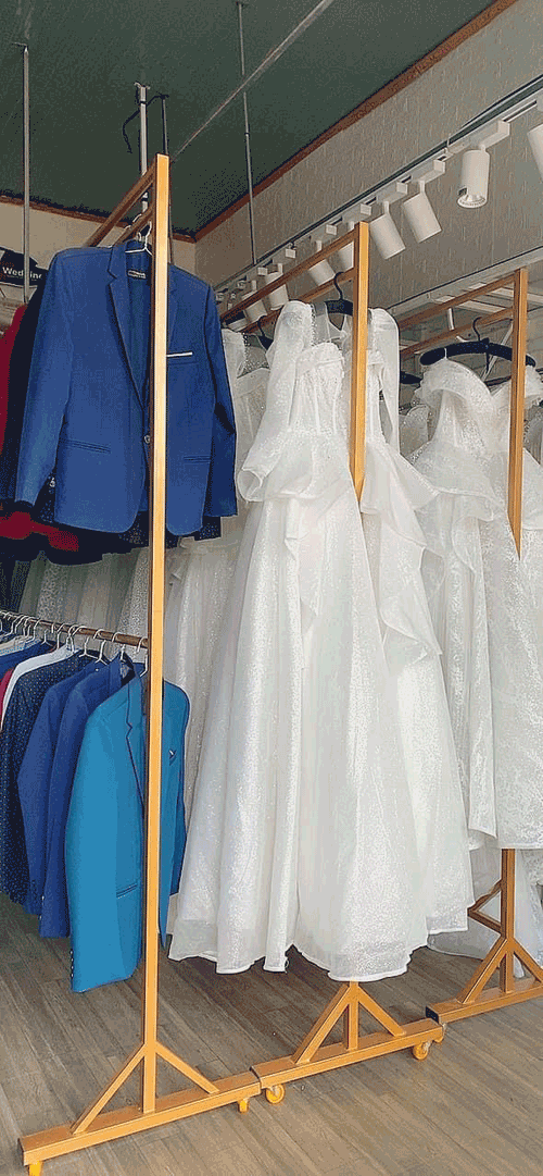 Sang gấp tiệm áo cưới tại đường Wừu ngay trung tâm thị trấn Đăk Đoa, tỉnh Gia Lai.