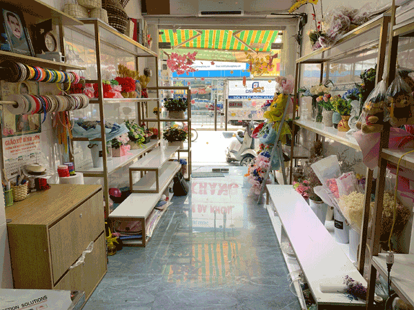 Sang Shop Hoa Shop mới và nằm ngay góc ngã tư lớn sầm uất
