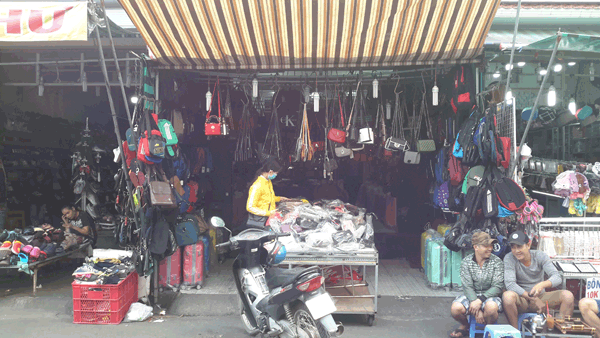 Sang MB shop thời trang túi xách, ba lô trong chợ đêm Hạnh Thông Tây Quận Gò Vấp