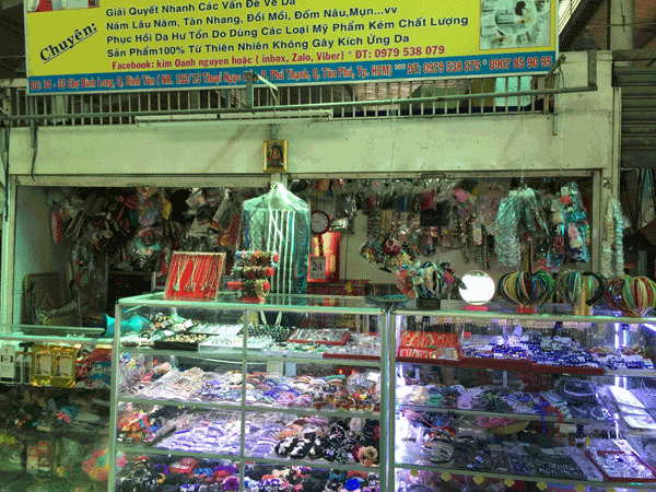 Sang kiot bán trang sức mỹ phẩm trong chợ Bình Long