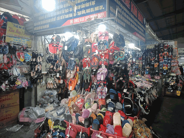 Sang shop giày Dép Trong lòng Chợ đầu mối Hóc Môn