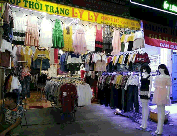 Sang gấp mặt bằng shop thời trang trong chợ Hạnh Thông Tây