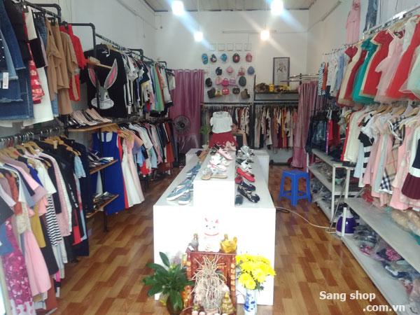 Cần sang shop quần áo người lớn và trẻ em đang hoạt động có lượng khách đông