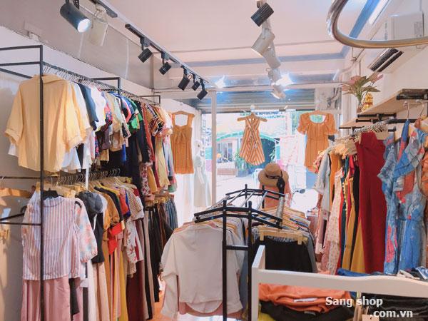 cần sang shop thời trang nữ đã kinh doanh được 4 năm.