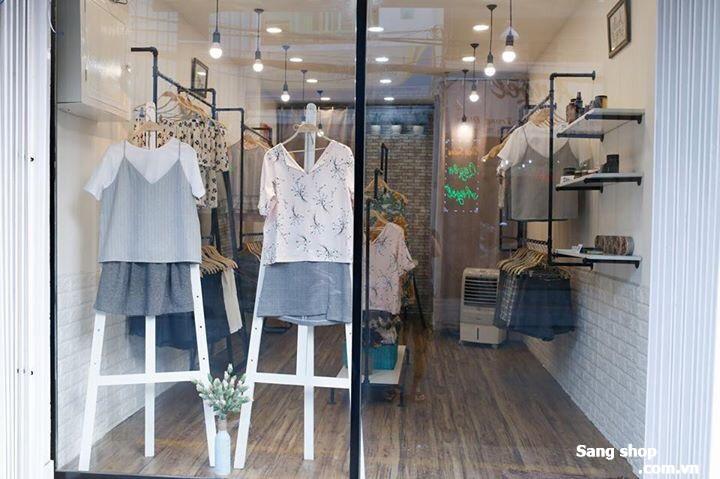 Sang gấp lại mặt bằng đang kinh doanh shop quần áo