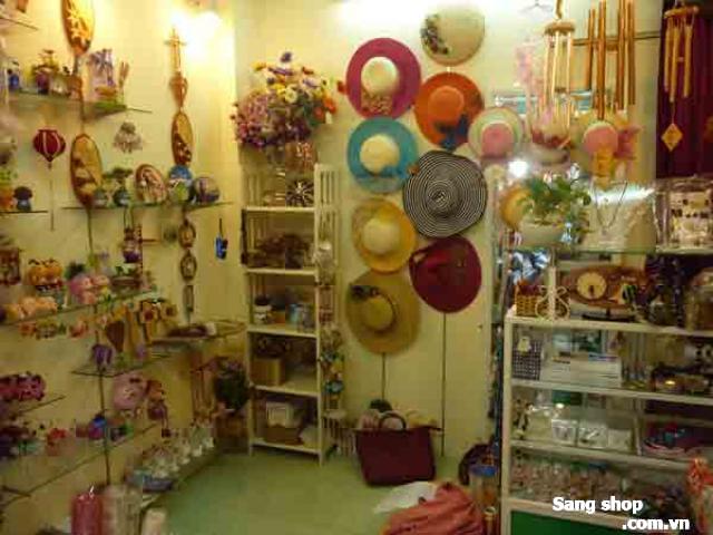 Sang shop quà lưu niệm Quận. 3