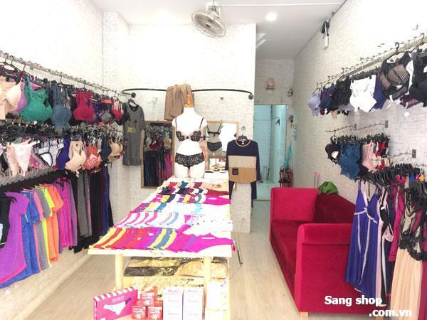 Sang shop quần áo nữ, tất cả đồ đạc và quần áo