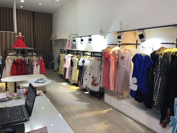 Sang shop thời trang nữ đang buôn bán lượng khách đông, ổn định.