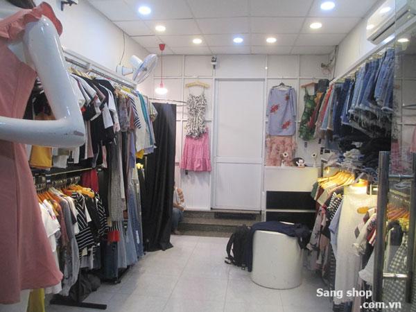 Sang shop thời trang nữ đang hoạt động