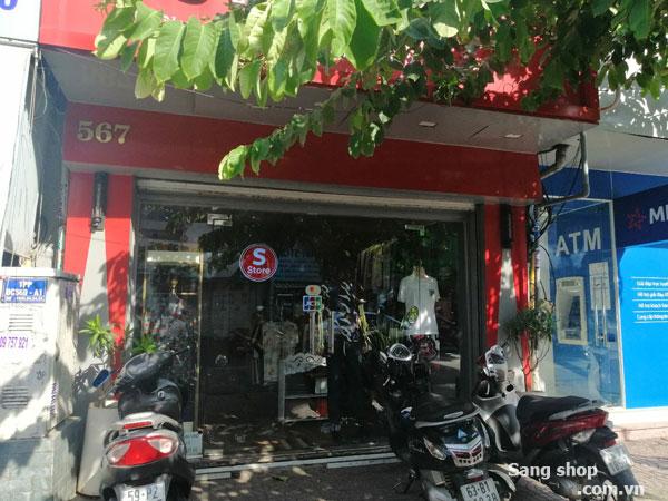 Sang shop trên đường chuyên kinh doanh về thời trang.